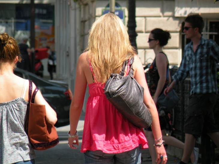  cheveux blonds et paules nues