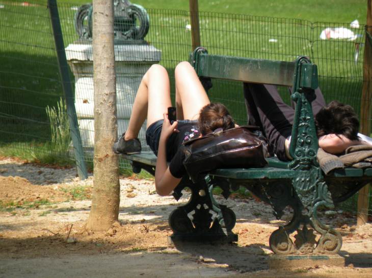  longues jambes au soleil, allonge sur un banc