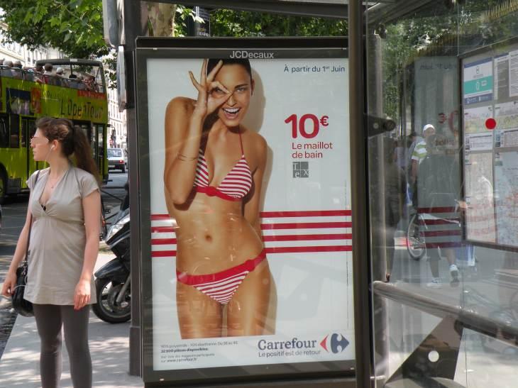  fille en maillot de bain carrefour, abri-bus