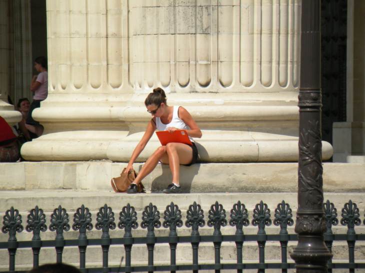  jeune fille assise au soleil sur les marches du Panthon