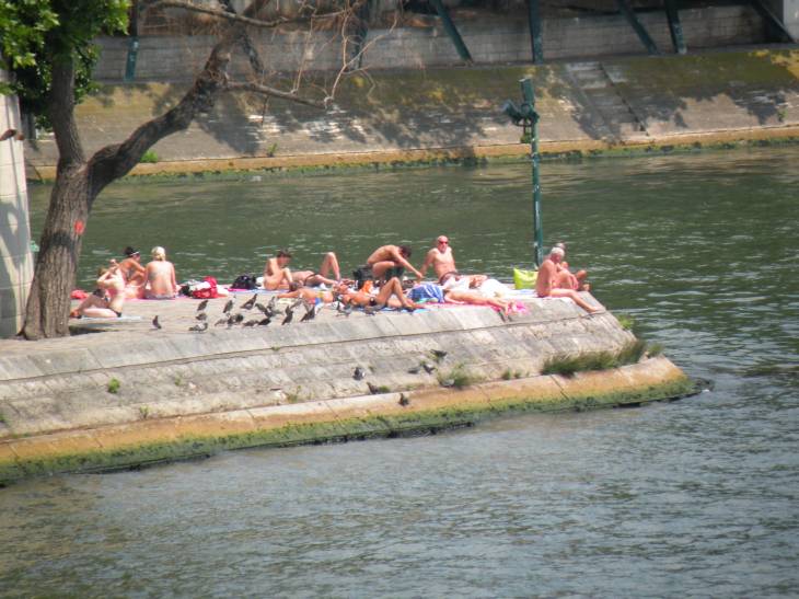  hommes et femmes en maillot de bain prenant le soleil