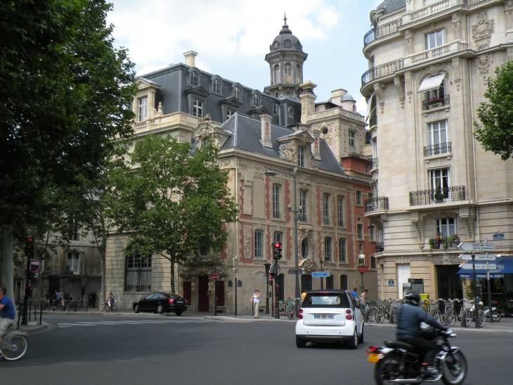 bel immeuble, en pierre et brique, rue du Petit Musc