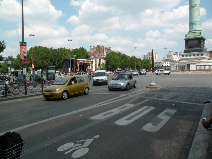  circulation sur la place de la Bastille