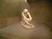  Jeune homme nu assis parterre