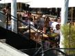  clients attabls  la terrasse d'un restaurant