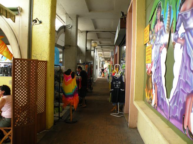  passage sous les arcade entre les commerces