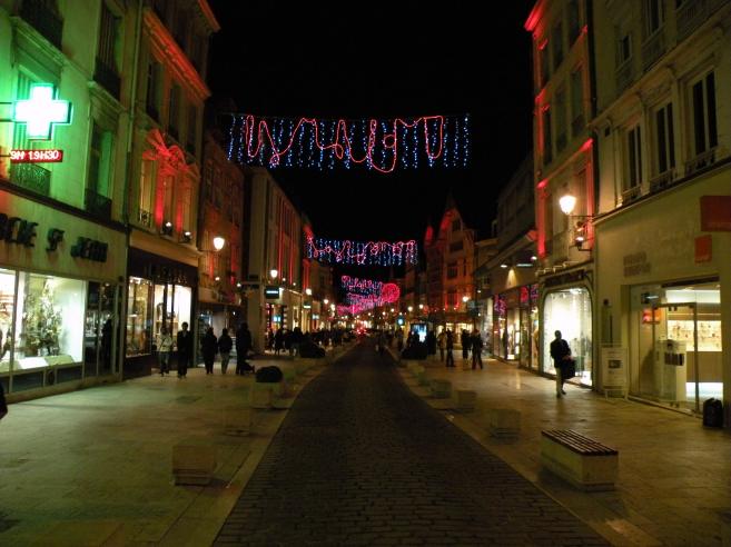  commerces de la rue Emile Zola by night
