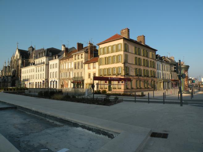  immeubles clairs par le soleil