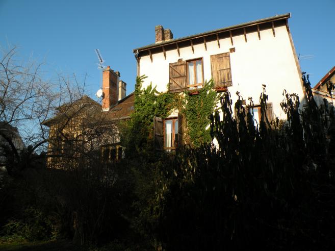  maison baignant dans la verdure