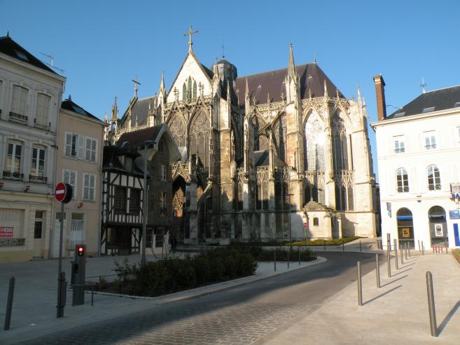  Eglise Saint-Urbain (vue depuis la place de la prfecture)
