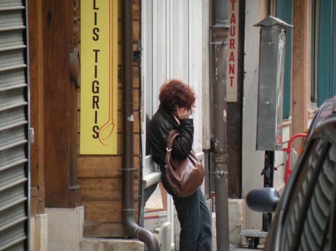  jeune femme au tlphone