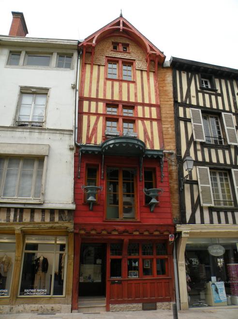  petite maison  pans de bois pittoresque