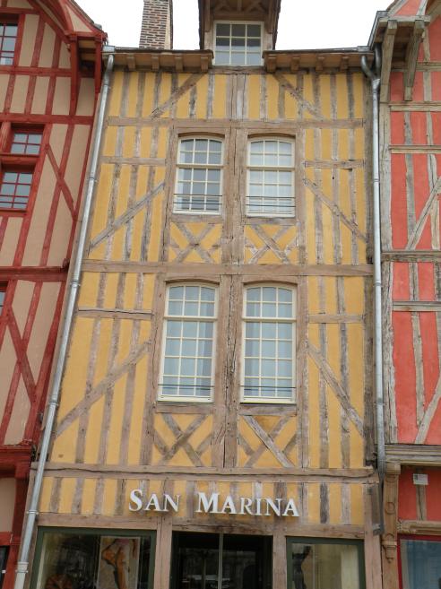  maison  pans de bois jaune