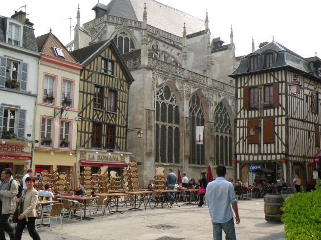  Eglise et maisons  pans de bois