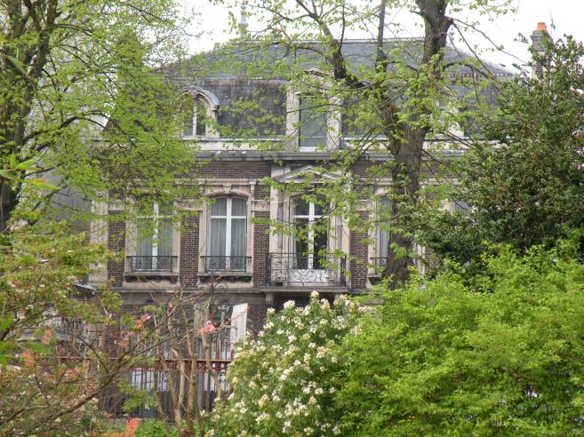  immeuble en briques, cach par la verdure