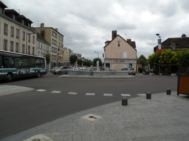  Fontaine sur la place, Sainte-Savine