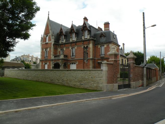  grande maison ancienne en briques, Ste Savine