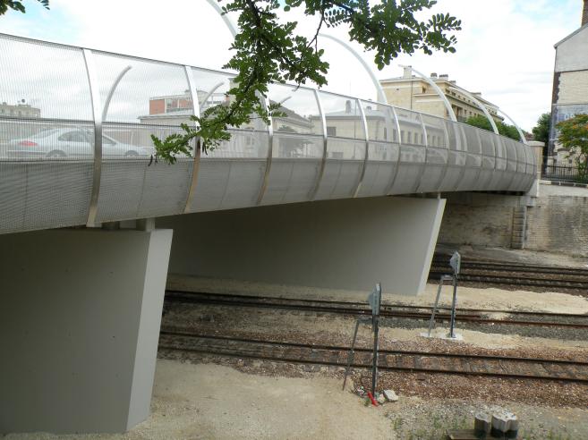  le pont rnov, sur les voies ferres, quartier gare