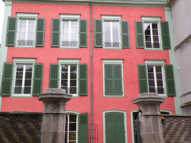  immeuble rouge aux volets verts
