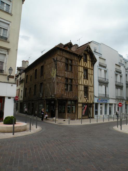  #jolis immeubles  pans de bois, rue du Colonnel Driant