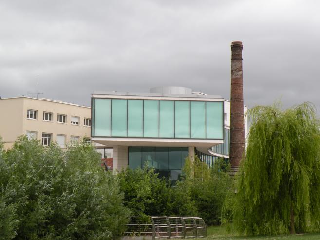  immeuble moderne et ancienne chemine d'usine
