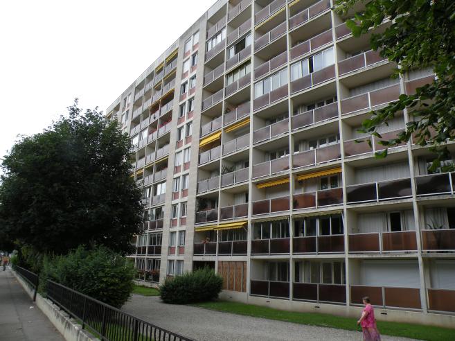  grand immeuble avec balcons, mail des Charmilles