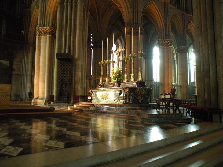  l'autel de la cathdrale