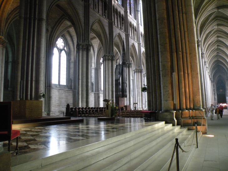  l'intrieur de la cathdrale