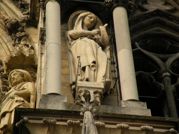  statue, faade de la cathdrale