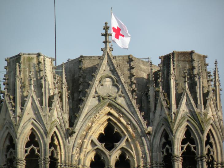  drapeau de la croix rouge au somment de la cathdrale