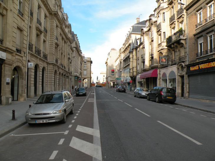 rue Carnot, direction place Royale