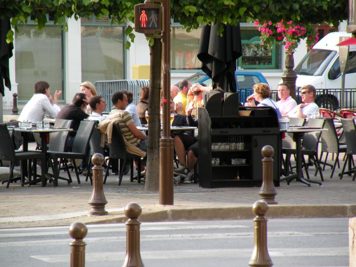  personnes attables  une terrasse de caf, forum