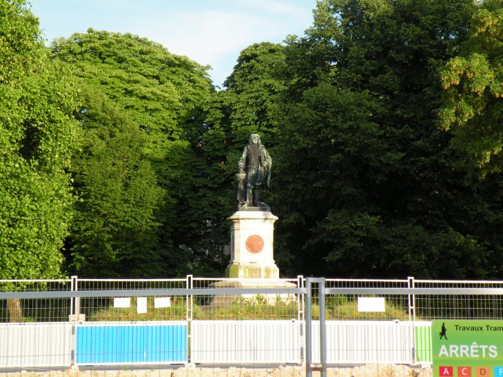  statue, face  la gare