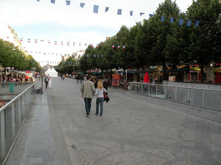  la place Drouet,  l'heure du dner