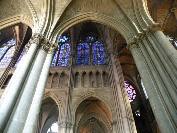  vue intrieure dur les vitraux de la cathdrale