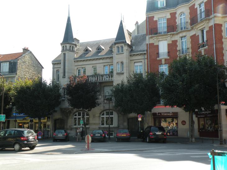  petit immeuble avec tourelles