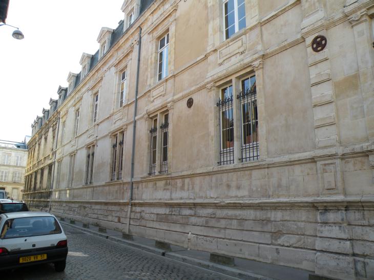  immeuble, rue V. Le Noir