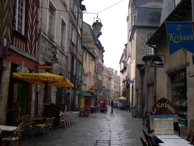  petite rue borde de restaurants
