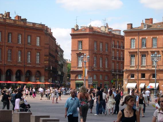  promeneurs, place du Capitole