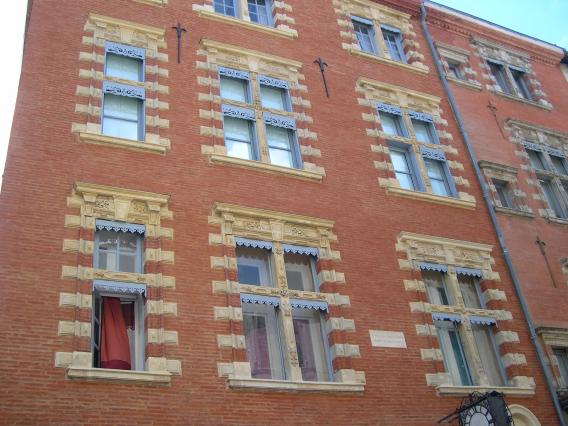  faade d'immeuble en briques, rue Saint Rome