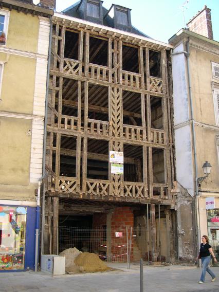   Immeuble  pans de bois en cours de rnovation (rue Emile Zola)
