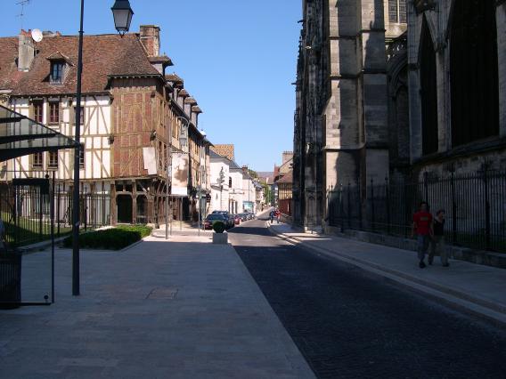  Entre le muse Saint-Loup et la cathdrale
