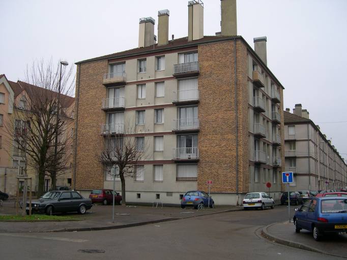  Immeuble moderne en briques et bton, quartier de la cathdrale