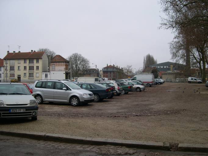  Parking sur terrain vague (quartier de la cathdrale)